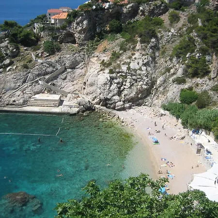Ivana Mitten Im Blumengarten Dubrovnik