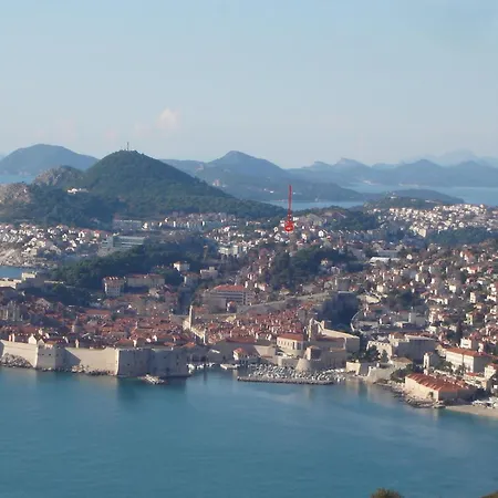 Ivana Mitten Im Blumengarten Dubrovnik